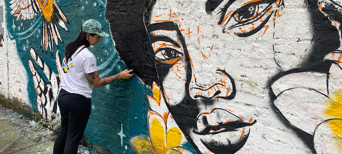 Sara Hern&aacute;ndez, una artista pereirana que pinta de color las calles de Cali