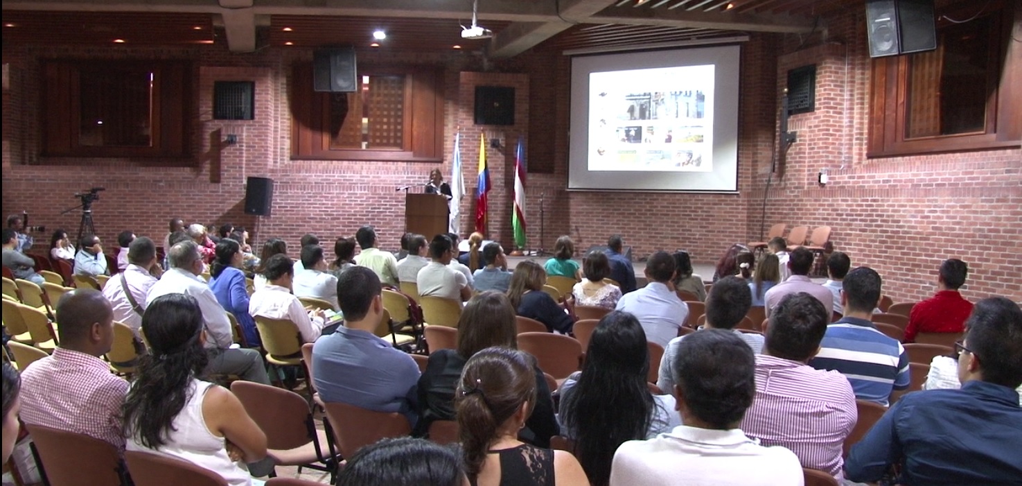 Personas asistentes al primer Foro IDESC, realizado en el auditorio del Centro Cultural de Cali.