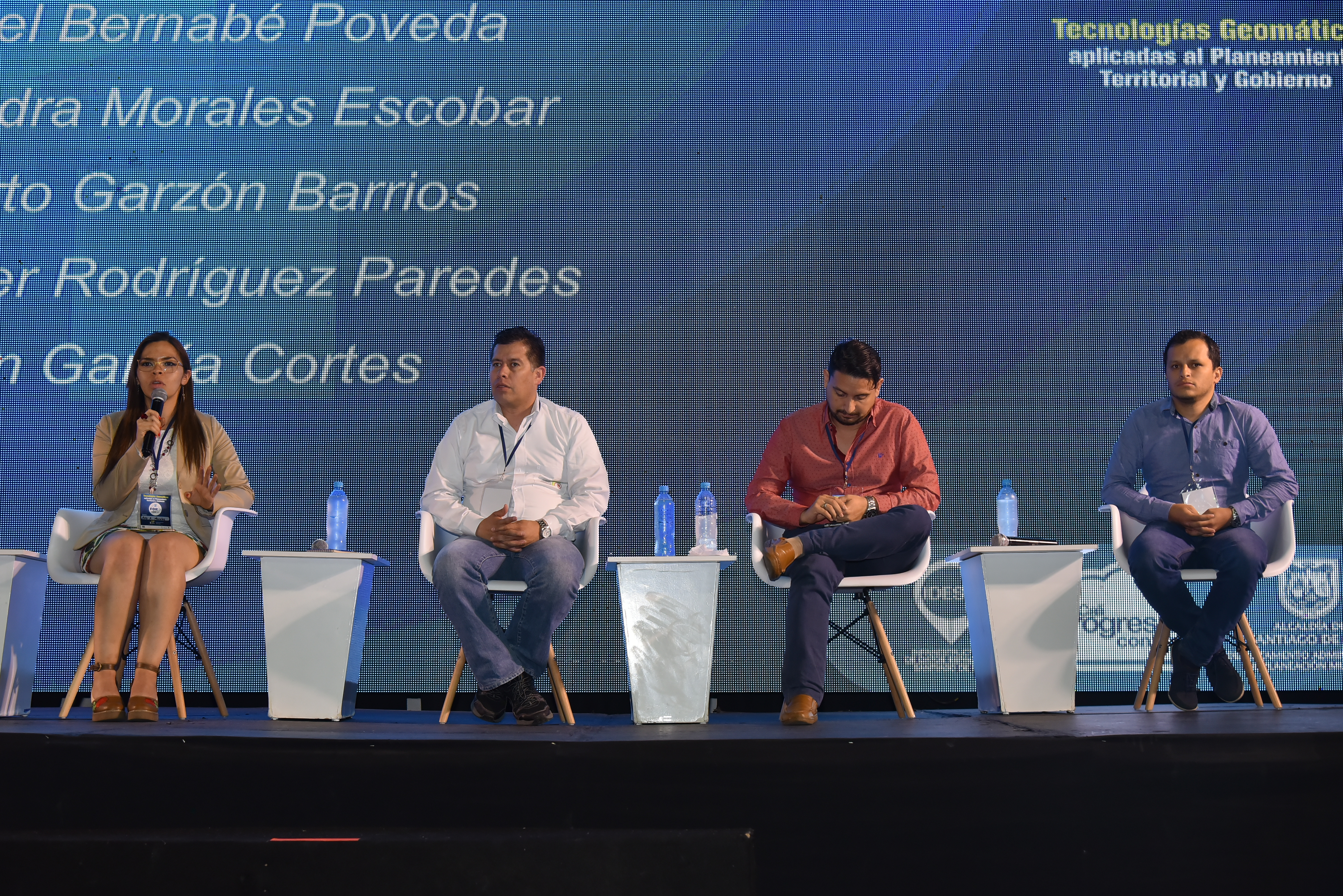 Panel de expertos del 2° Foro IDESC, discutiendo sobre las temáticas planteadas.