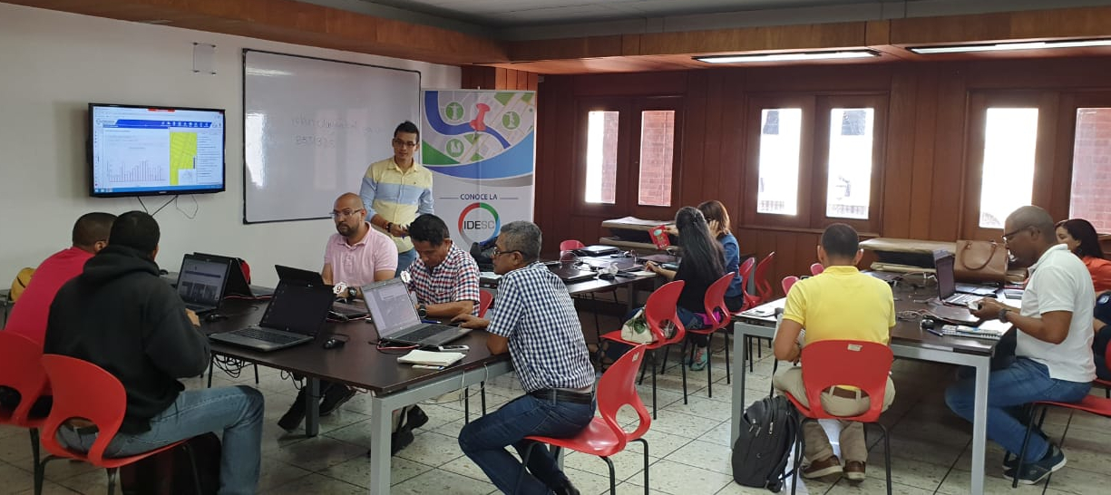 Asistentes atendiendo las explicaciones del personal técnico de la IDESC.