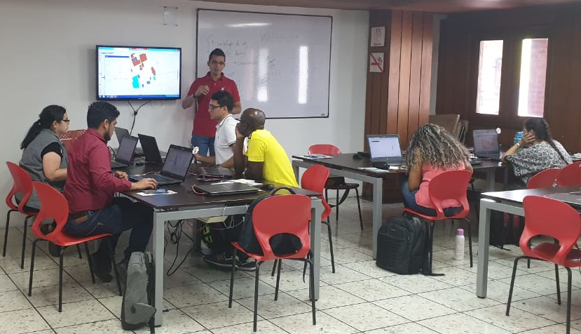Asistentes atendiendo las explicaciones del personal técnico de la IDESC.