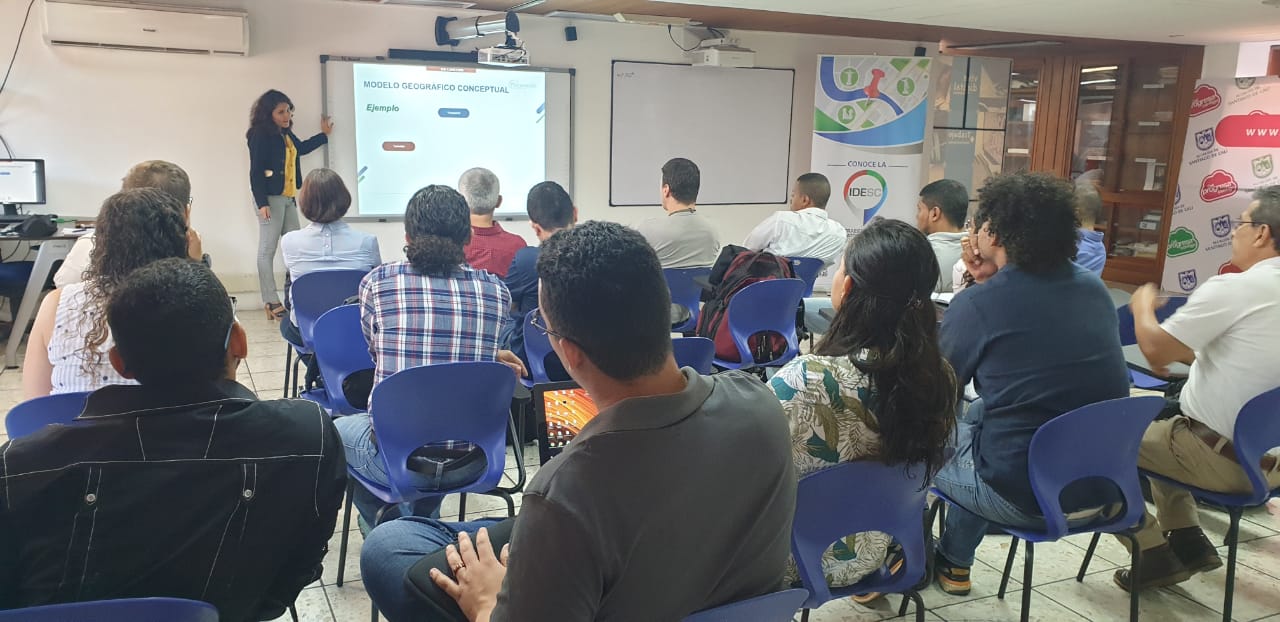 Imagen del Taller de Catalogación de Objetos Geográficos realizado el 30 de agosto de 2019, donde se ebcuentra el personal asistente, atendiendo las indicaciones.