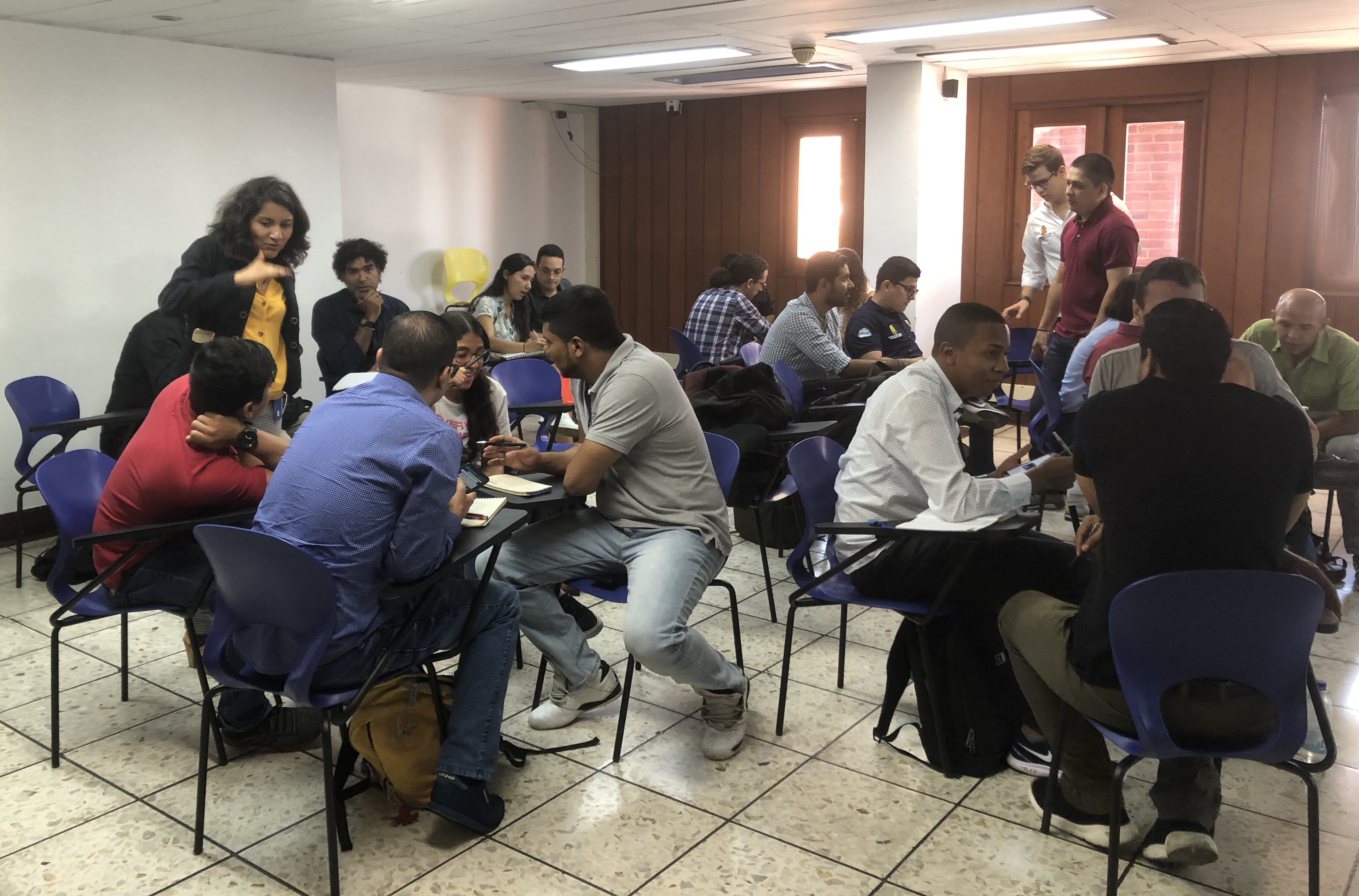 Imagen del Taller de Catalogación de Objetos Geográficos realizado el 30 de agosto de 2019, donde se encuentra el personal asistente, atendiendo las indicaciones.