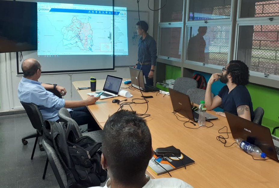 Asistentes atendiendo las explicaciones del personal técnico de la IDESC.