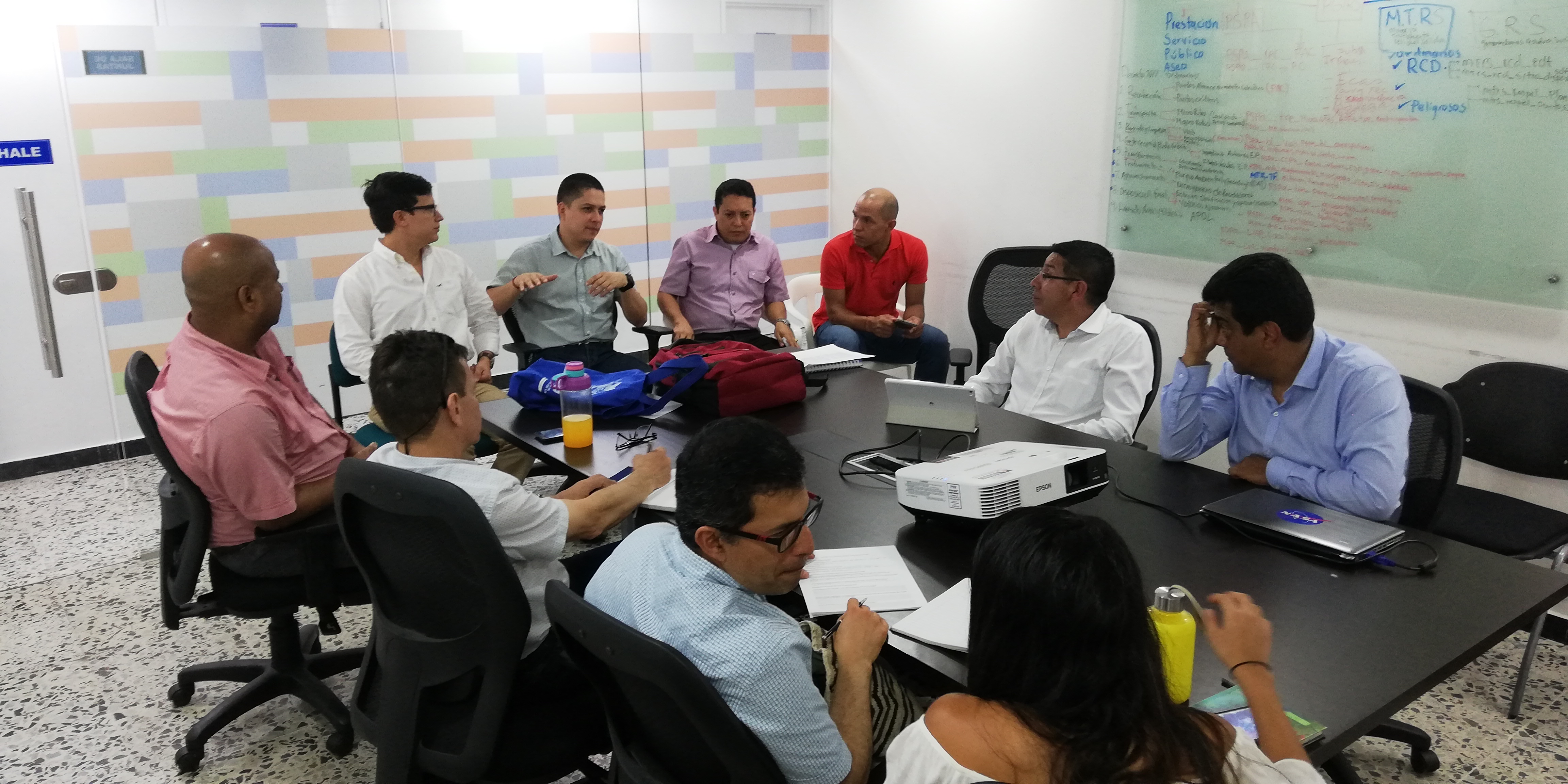 Fotografía del personal de la Universidad y del DAPM reunidos.