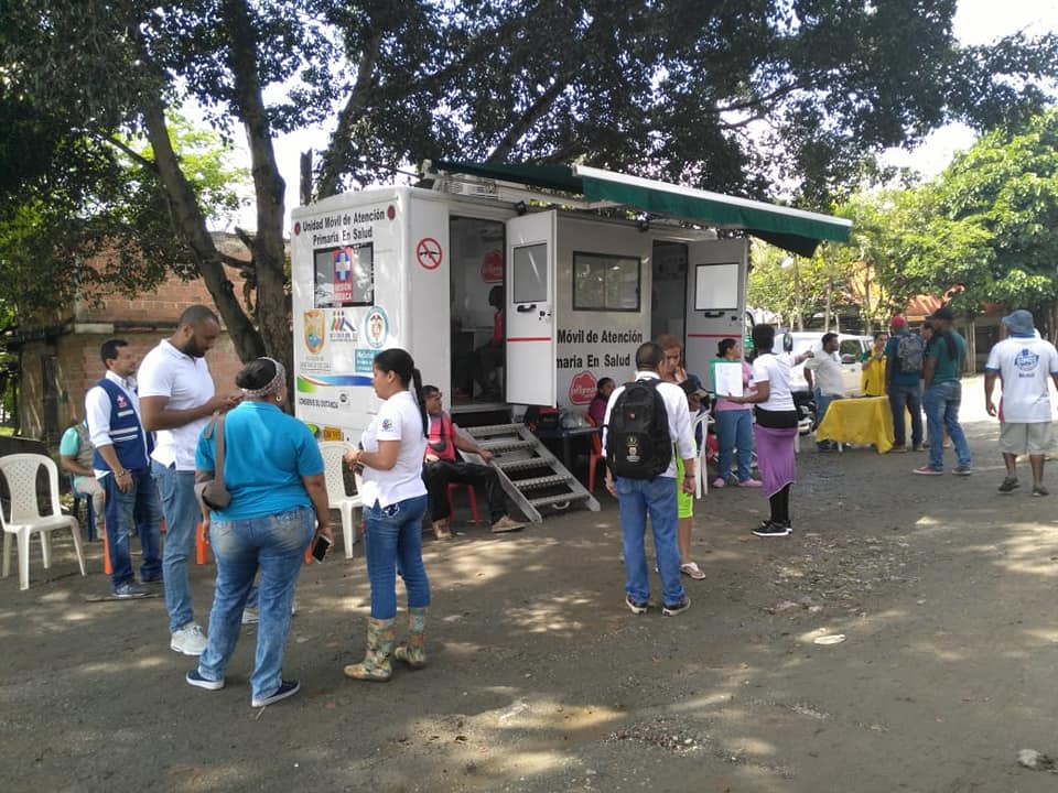 Imagen de la aplicación Taller de Espacio Público, la cual incluye gráficos estadísticos y un mapa con la localización de los proyectos.
