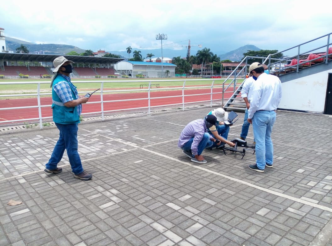 Profesionales alistando la aeronave en el estadio Pedro Grajales para realizar la operación aérea.