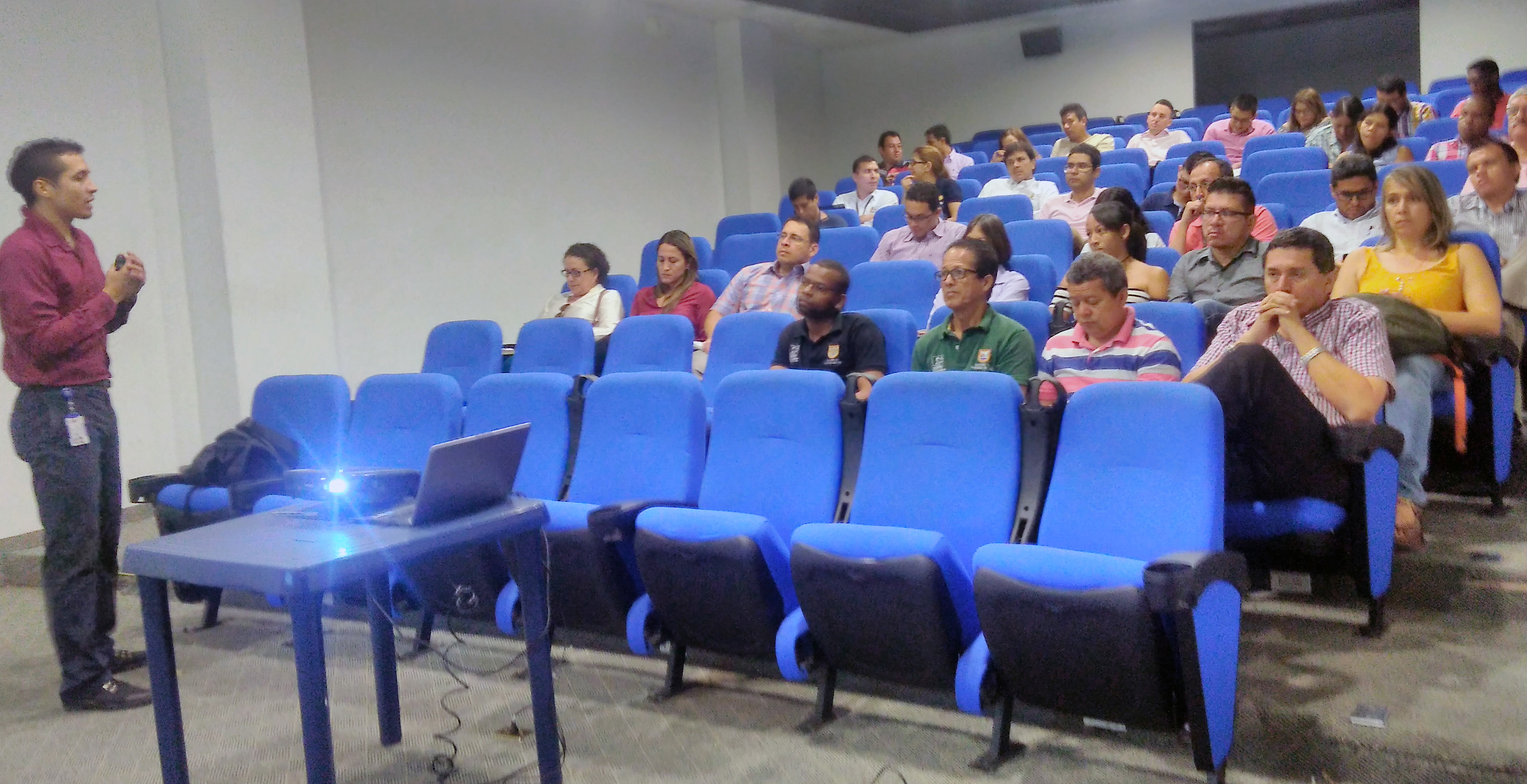 Personas asistentes al taller de catalogación de objetos que se desarrolló en mayo de 2017.