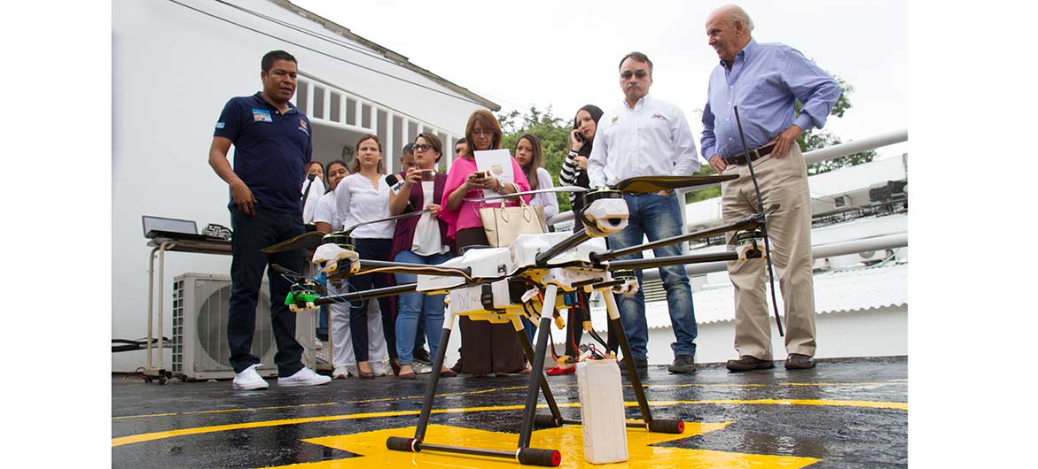 Alcalde de Cali junto a funcionarios de la Secretaría de Salud en el hospital Cañaveralejo observando el Dron.