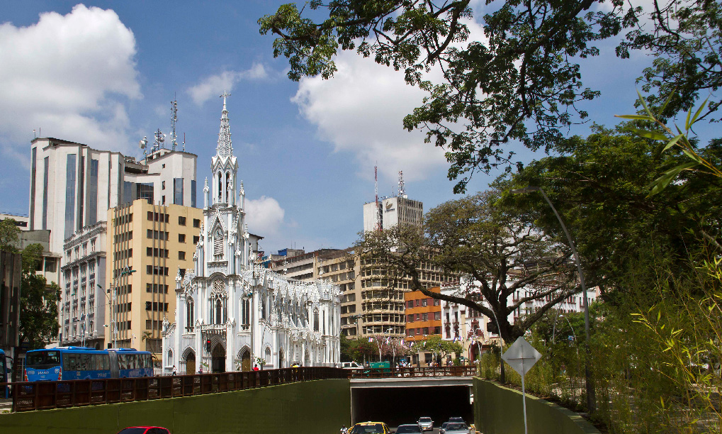 Fotografía panorámica de la iglesia La Ermita a la salida del túnel mundialista.