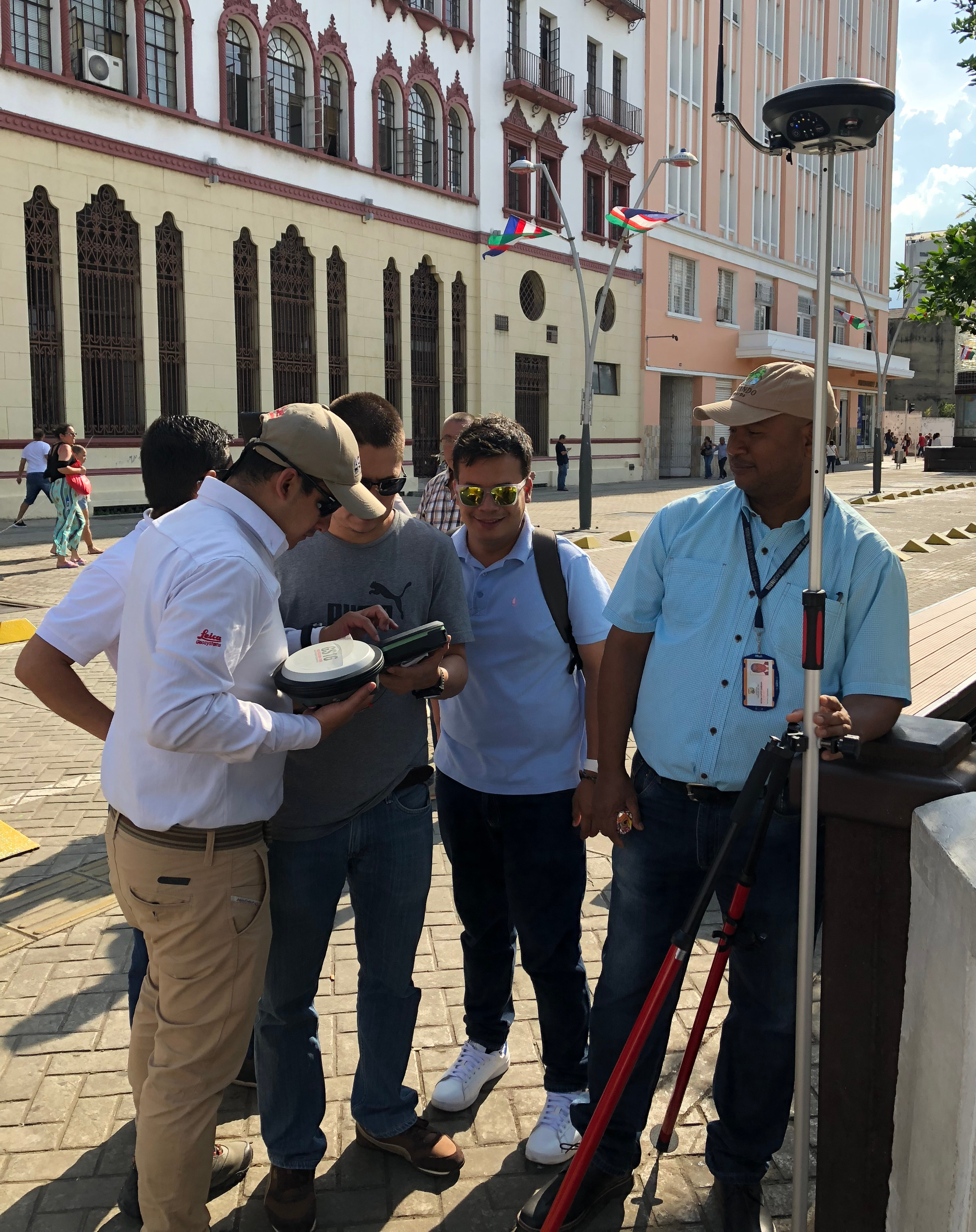 Personas con los equipos receptores GNSS realizando mediciones en las inmediaciones del Puente Ortiz frente al Edificio Coltabaco, sobre el Bulevard del Río Cali.