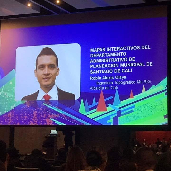 Fotografía del personal de la IDESC justo antes de iniciar su presentación en el evento.