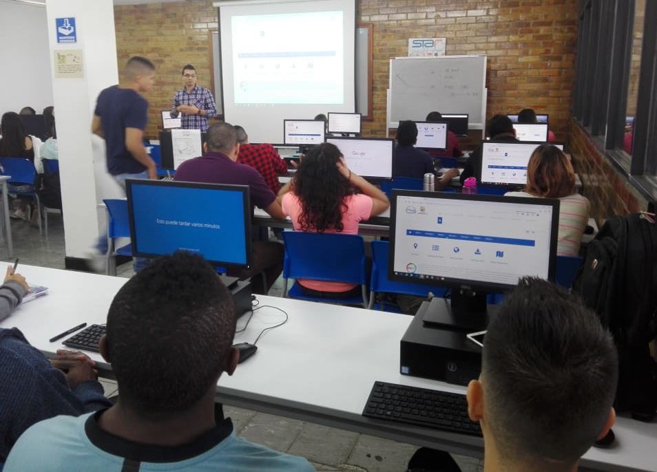 Asistentes atendiendo las explicaciones del personal técnico de la IDESC.