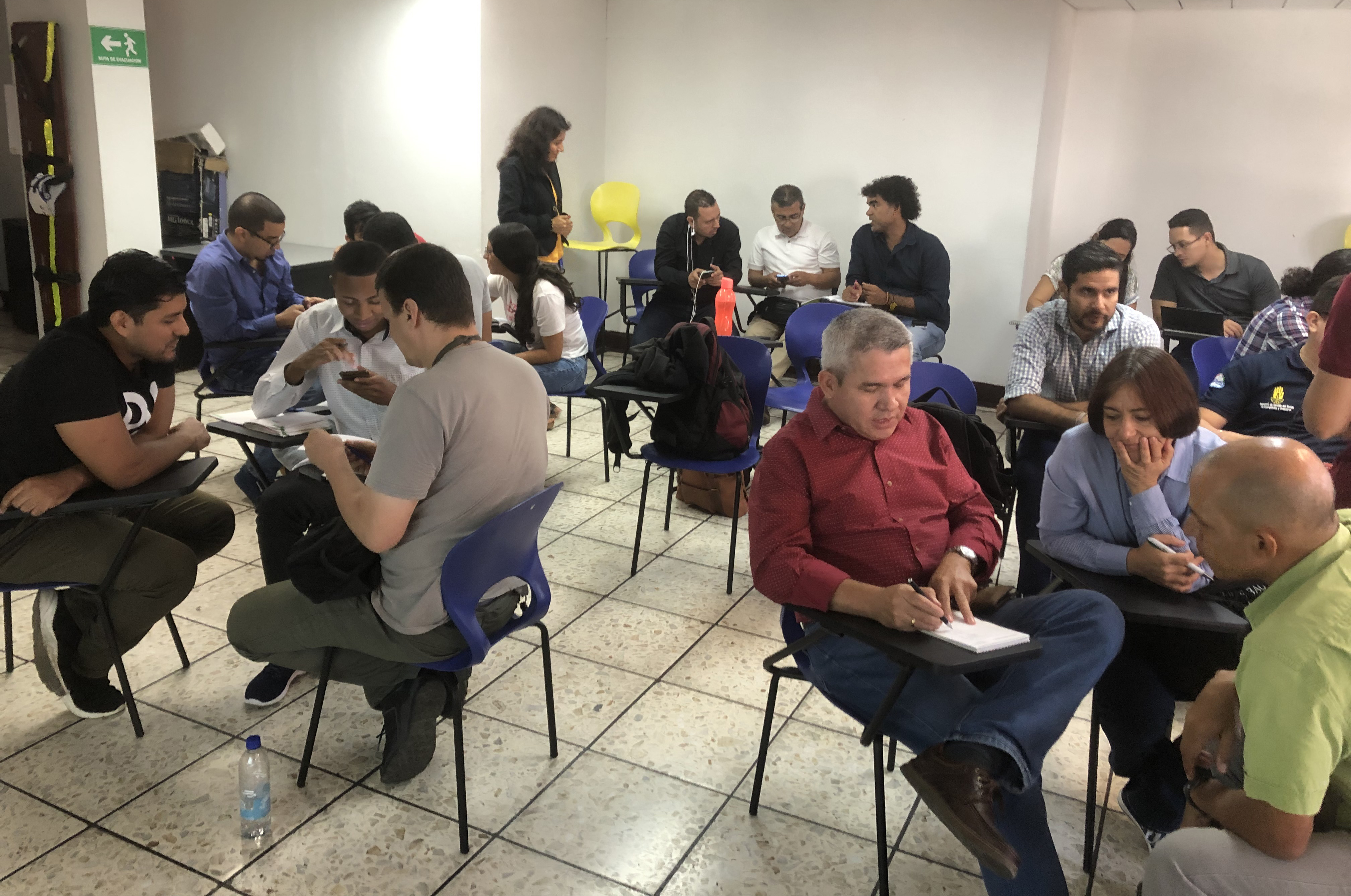 Fotografía de una sesión del Taller, en la cual los asistentes están realizando un ejercicio práctico.