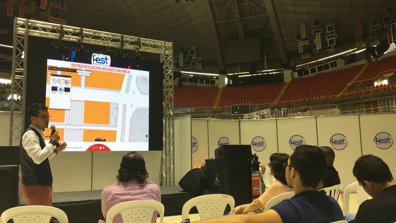 Fotografía en la que se muestra a un representante de la IDESC realizando la ponencia sobre los Mapas Interactivos ante el personal asistente al TecnoFest 2019.