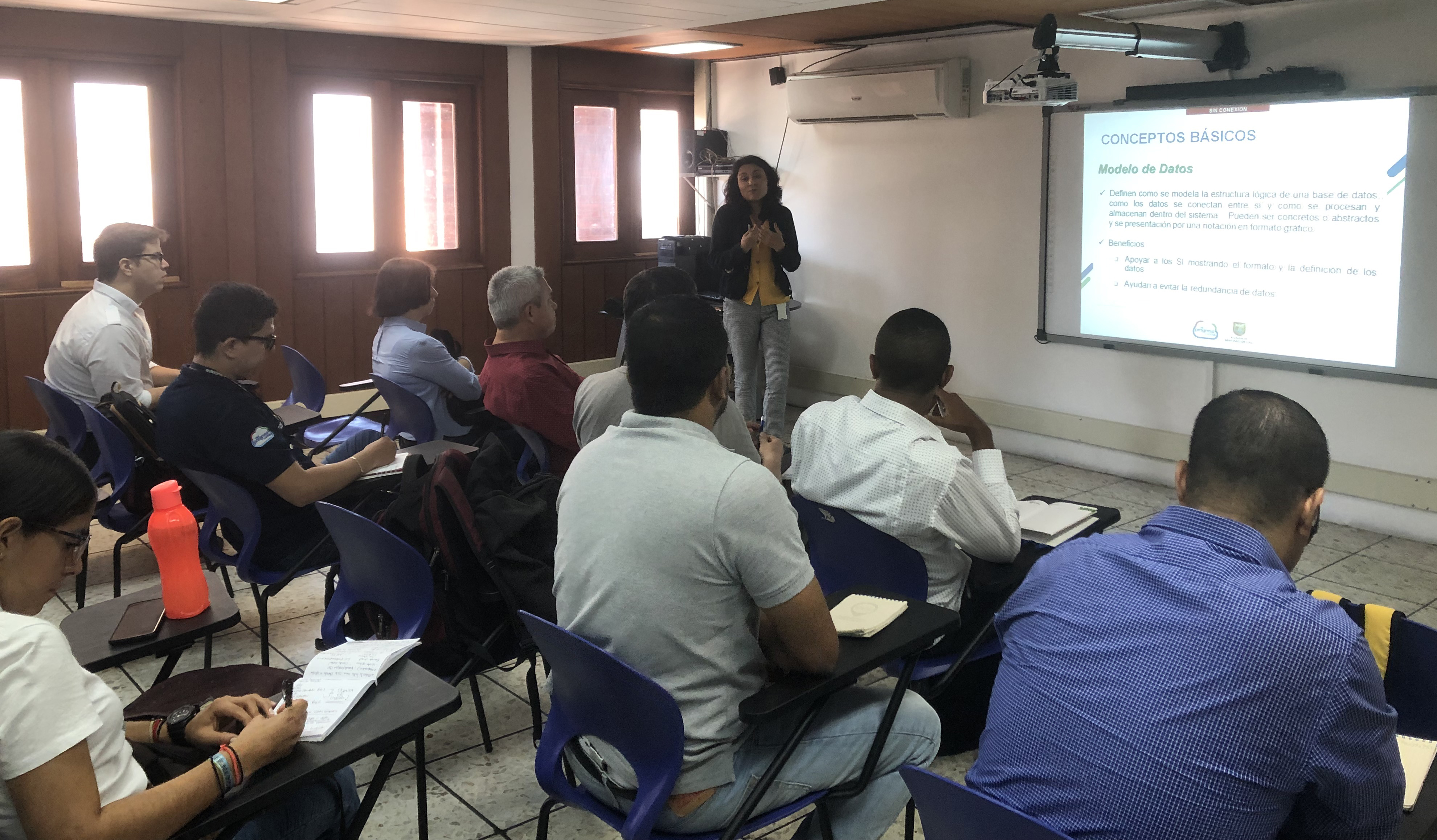 Imagen del Taller de Catalogación de Objetos Geográficos realizado el 30 de agosto de 2019, donde se encuentra el personal asistente, atendiendo las indicaciones.