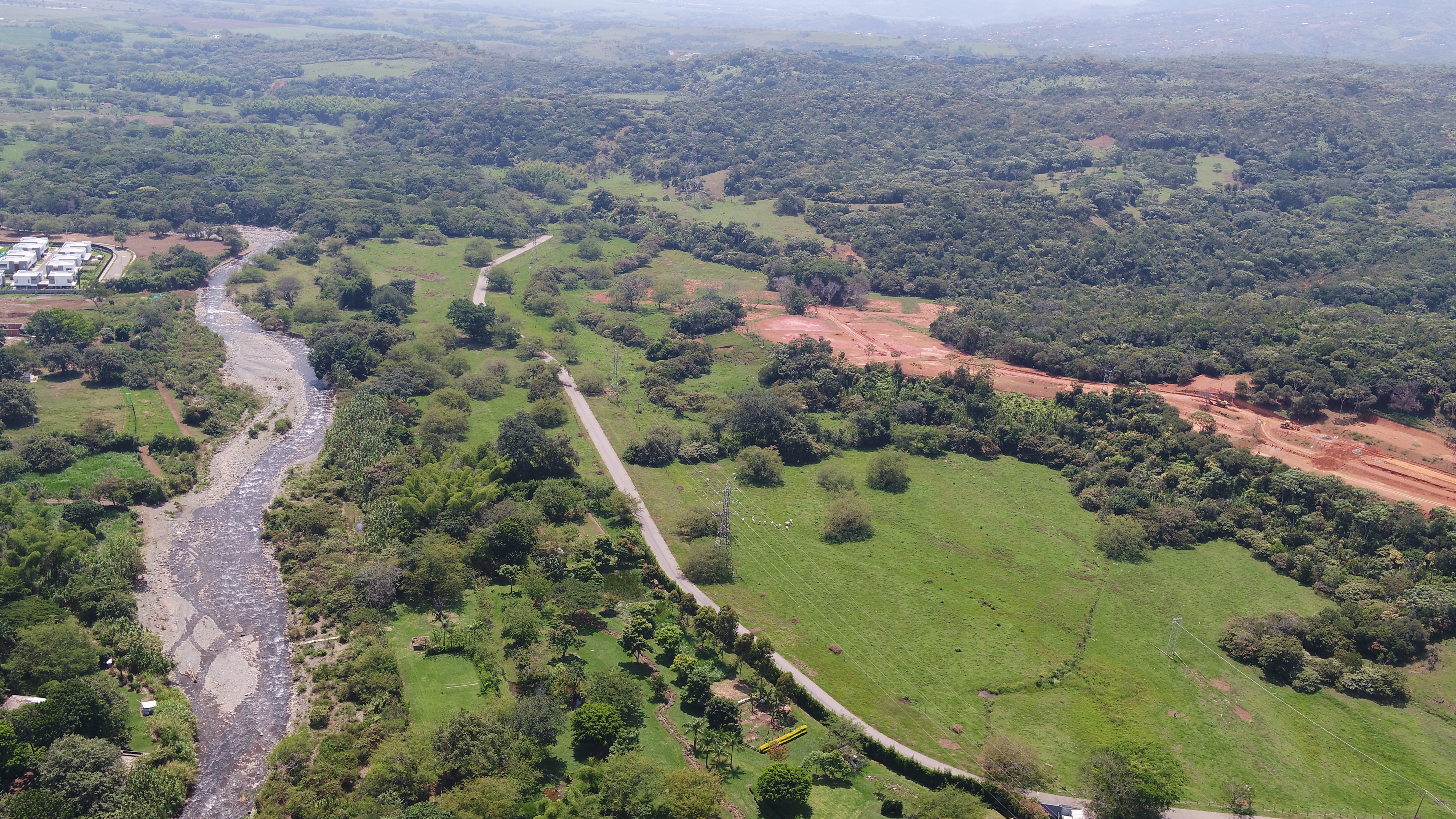 Imagen aérea del río Pance a la altura del Ecoparque de la Salud.