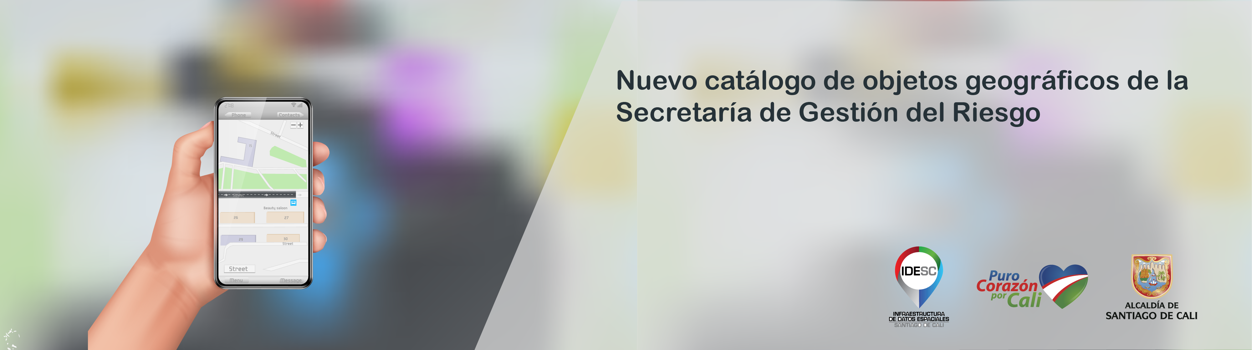 Pieza gráfica con una ilustración compuesta de una mano sosteniendo un dispositivo móvil donde se puede apreciar un mapa y al lado inferior izquierdo los logos institucionales.