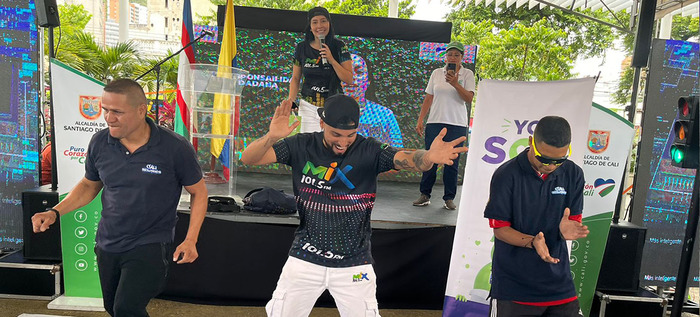 Funcionarios p&uacute;blicos pedalean por Cali. Campa&ntilde;a &lsquo;Voy en Bici&rsquo;