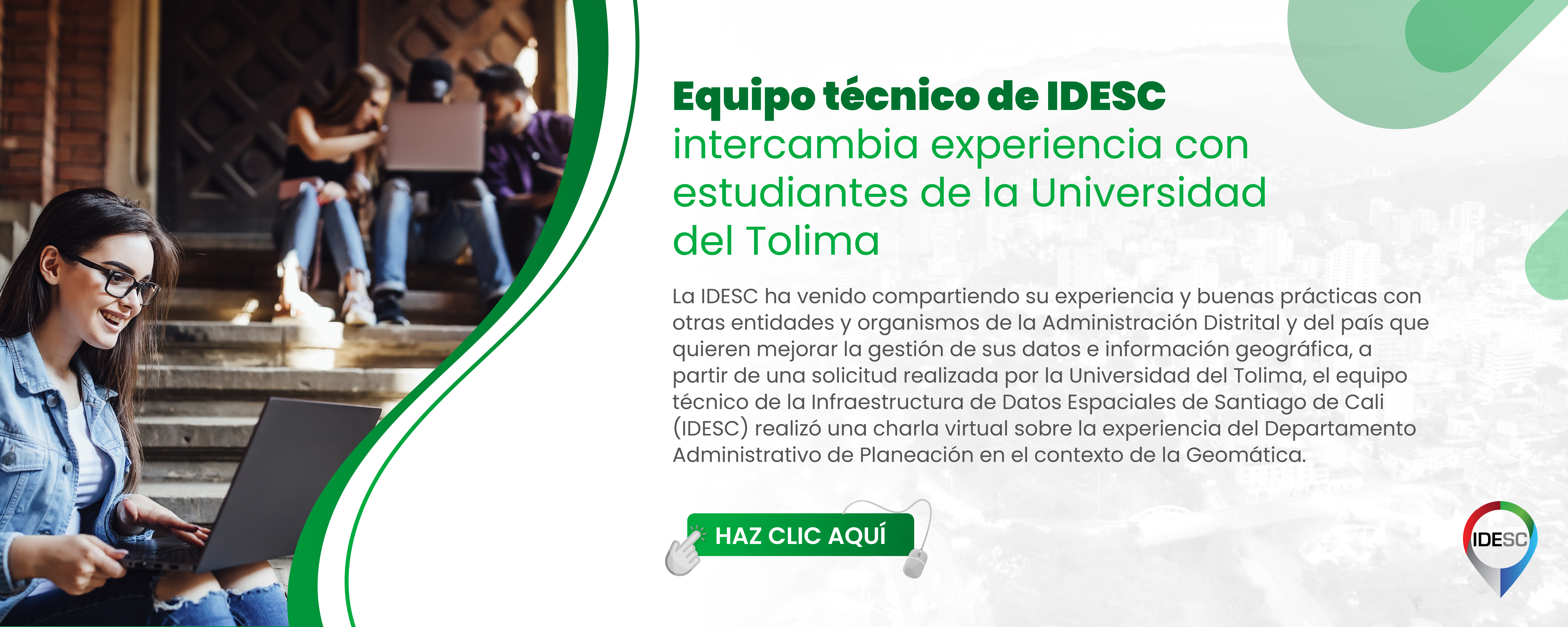 Pieza gráfica compuesta por una fotografía al lado izquierdo de unos estudiantes trabajando en sus computadores portátiles y al costado derecho el título de la noticia y debajo un breve resumen.