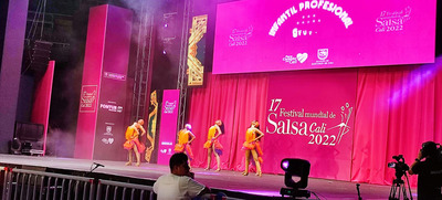 Al ritmo de la clave, turistas disfrutaron de un recorrido por la ciudad, en el marco del Festival Mundial de Salsa
