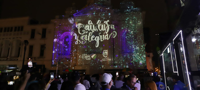 Un show tecnol&oacute;gico ilumina la Plaza de Cayzedo