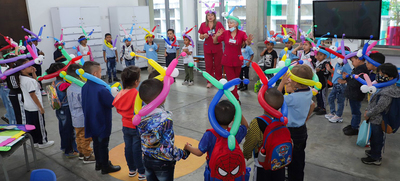 Ni&ntilde;as y ni&ntilde;os regresan con emoci&oacute;n a las aulas de su colegio