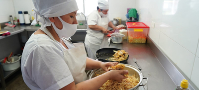 La correcta manipulaci&oacute;n de los alimentos es prioridad en los comedores comunitarios