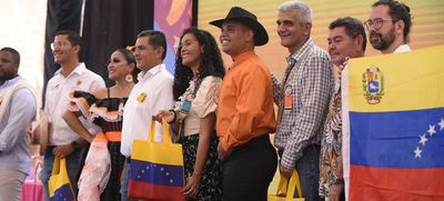 En el Encuentro de Culturas Populares se intercambiaron presentes para recordar este evento de talla mundial