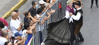 La danza y el viento fueron c&oacute;mplices en la &lsquo;Gran Parada&rsquo; del &lsquo;Encuentro de Culturas Populares&rsquo;