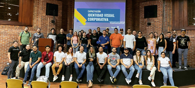 Equipo de dise&ntilde;o gr&aacute;fico revisa lineamientos de la Identidad Visual Corporativa