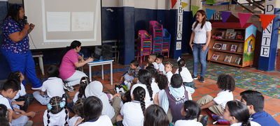 Una biblioteca rodante pone a volar la imaginaci&oacute;n de los estudiantes