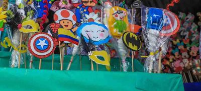 Madres, abuelas e hijas mantienen viva la dulce tradici&oacute;n de los ahijados