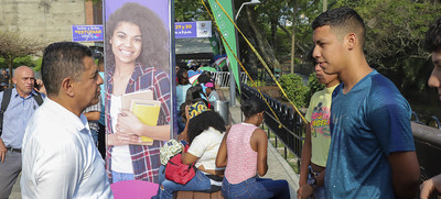 Multitudinaria asistencia para inscripciones a Todas y Todos a Estudiar Ingl&eacute;s