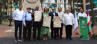 Condecoran a profesionales en el marco del Grito de Independencia en Cali