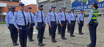 Desde hoy, Santiago de Cali cuenta con 12 nuevos agentes de tr&aacute;nsito