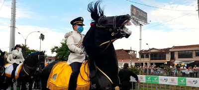 Aliste su bandera para el desfile militar del 20 de julio, este jueves