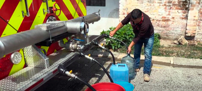 Semanalmente, se est&aacute; garantizando el suministro de agua potable a 1.800 personas de la zona rural