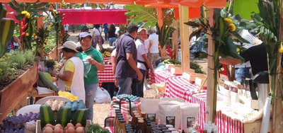 Los Mercados Campesinos, a tono con la marimba, el cununo y el guas&aacute;