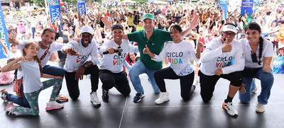 En compa&ntilde;&iacute;a del alcalde de Cali, Alejandro Eder, los usuarios de la Ciclovida disfrutaron del D&iacute;a Mundial de la Risa