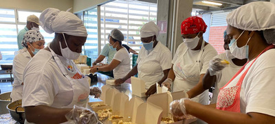 Un total de 1300 personas se benefician cada fin de semana a trav&eacute;s de raciones alimenticias en el Tecnocentro