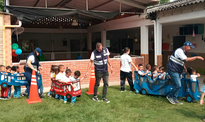 M&aacute;s de 140 ni&ntilde;as y ni&ntilde;os aprenden sobre normas de tr&aacute;nsito en jornada  educativa de la Secretar&iacute;a de Movilidad