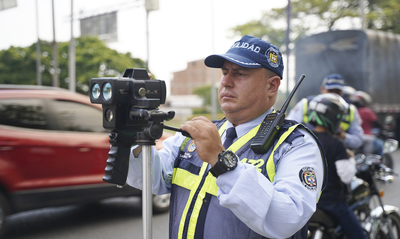 Cali avanza en los controles a la velocidad: capacitaci&oacute;n intensiva en cinem&oacute;metros para agentes de Movilidad y polic&iacute;as de tr&aacute;nsito