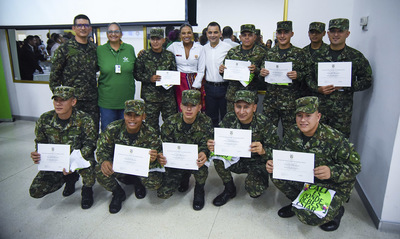 Secretar&iacute;a de Turismo de Cali y el SENA certificaron en ingl&eacute;s a m&aacute;s de 100 taxistas, militares y personal del sector gastron&oacute;mico