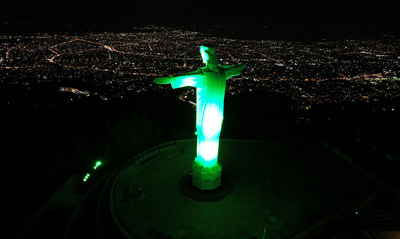 La &lsquo;sucursal del cielo&rsquo; se ilumina de verde en homenaje a la COP16