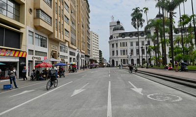 La peatonalizaci&oacute;n del centro de Cali se mantiene con la habilitaci&oacute;n de un carril de tr&aacute;fico calmado y acceso local a la Plaza de Cayzedo.