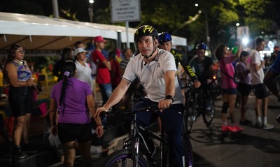 Alcalde Alejandro Eder pedale&oacute; con los cale&ntilde;os en el regreso de la Ciclovida  nocturna