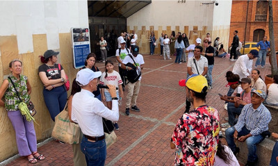Cale&ntilde;os y visitantes disfrutaron de la riqueza cultural, hist&oacute;rica y patrimonial, en el recorrido peatonal por el centro de Cali