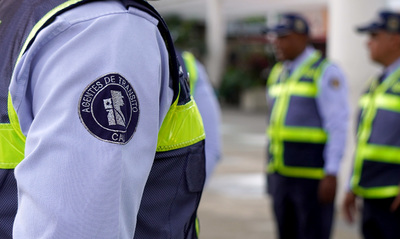 Movilidad confirma que agente de tr&aacute;nsito y moto en pol&eacute;mica imagen de redes sociales, est&aacute;n adscritos al organismo: la investigaci&oacute;n sigue en curso