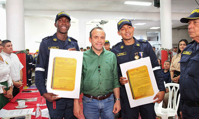 Alcalde Alejandro Eder condecor&oacute; a bomberos que rescataron una menor de cuatro a&ntilde;os de edad durante incendio